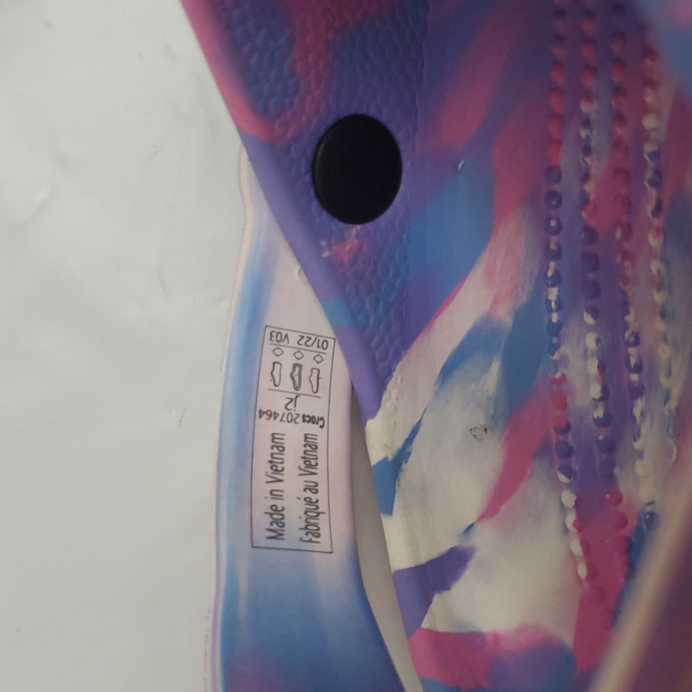 CROCS Kids Water Shoes Marbled  in Pink, Blue, and White - Picture 5 of 9